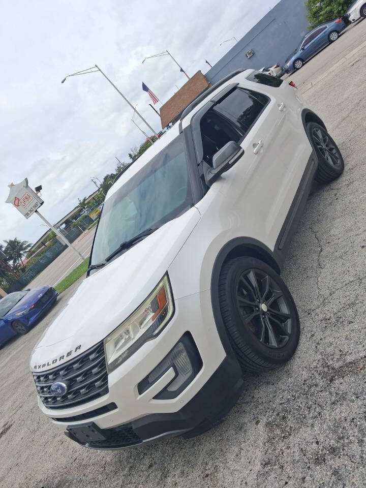 Used 2017 Ford Explorer XLT w/ Equipment Group 202A FWD image 5