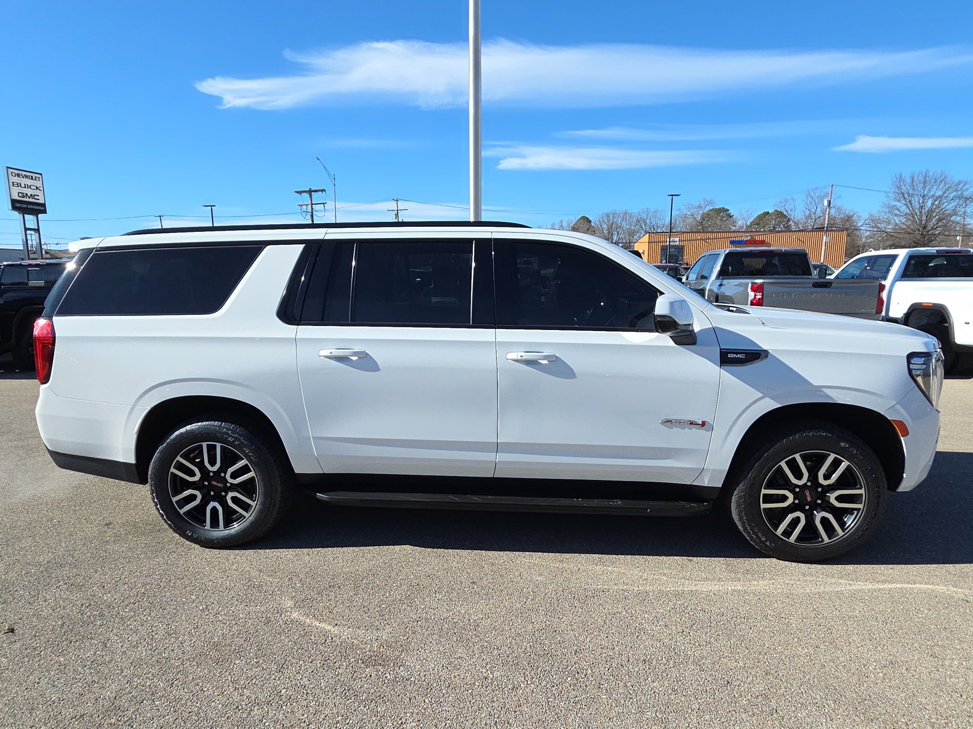 Used 2023 GMC Yukon XL AT4 w/ Technology Package image 9