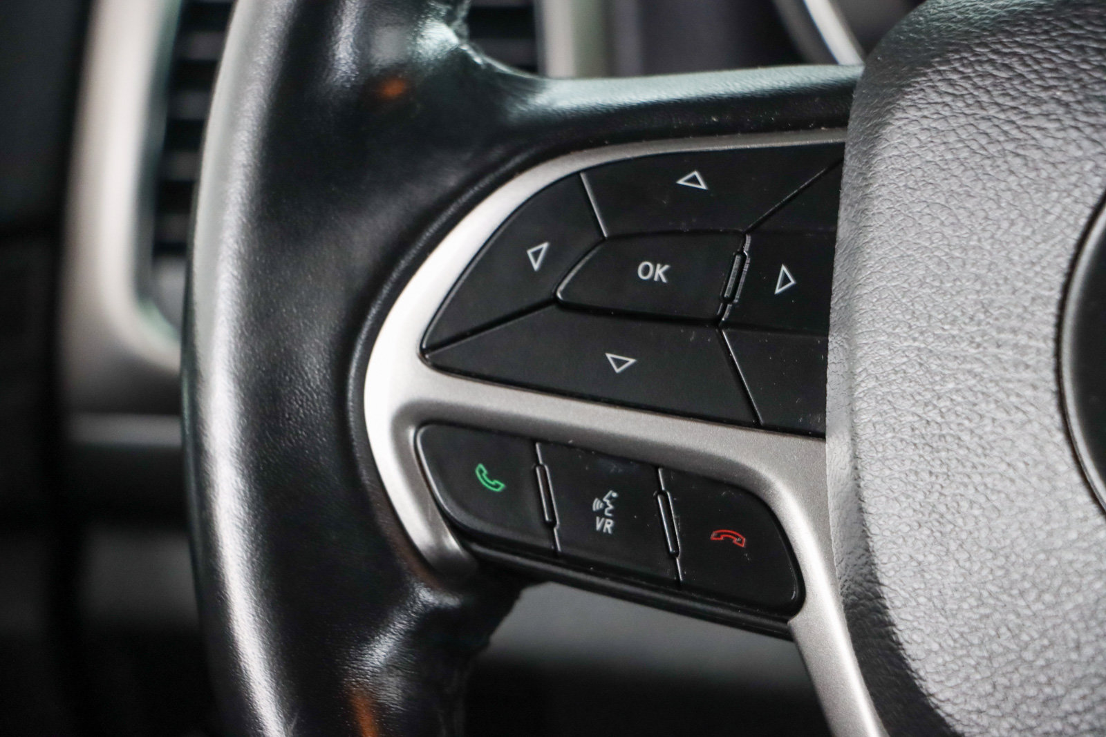Used 2020 Jeep Grand Cherokee Altitude RWD image 13