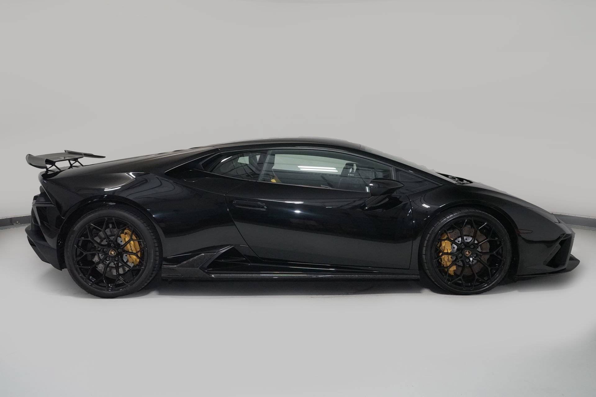 Used 2021 Lamborghini Huracan EVO RWD image 3