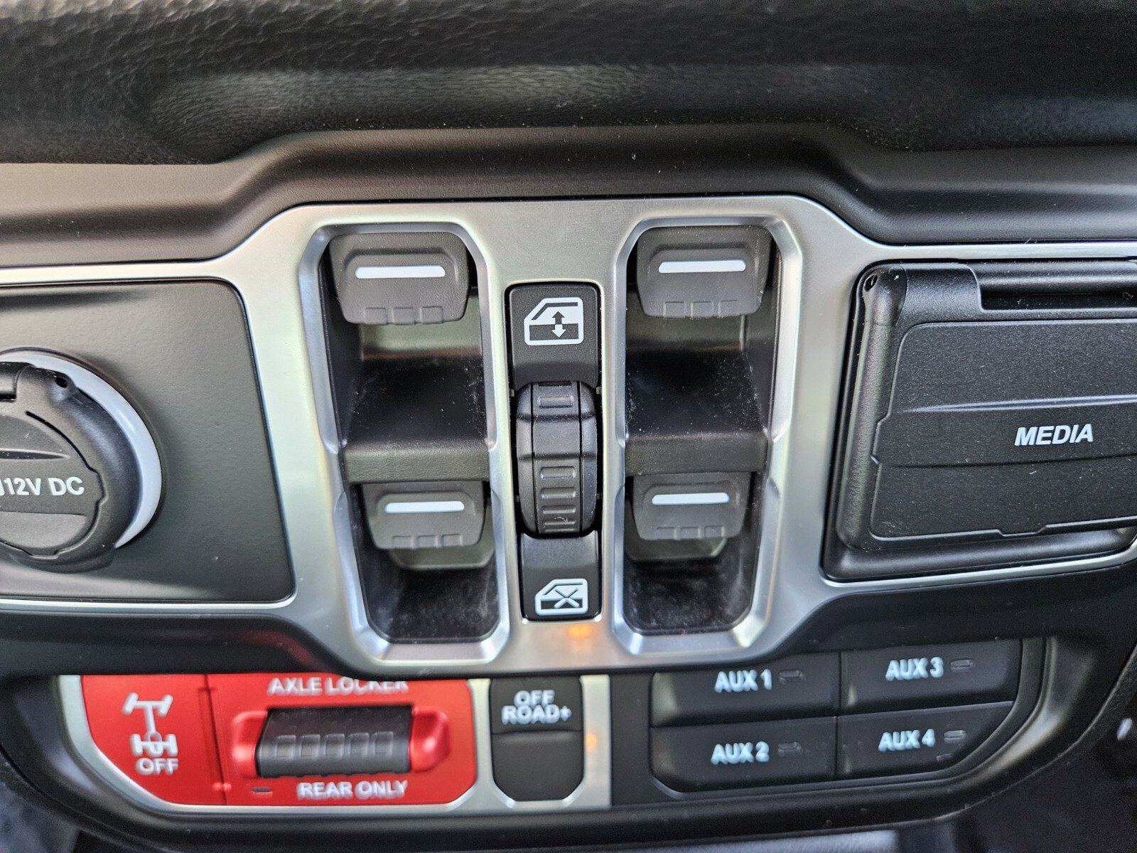 Used 2025 Jeep Wrangler Willys AWD/4WD image 31