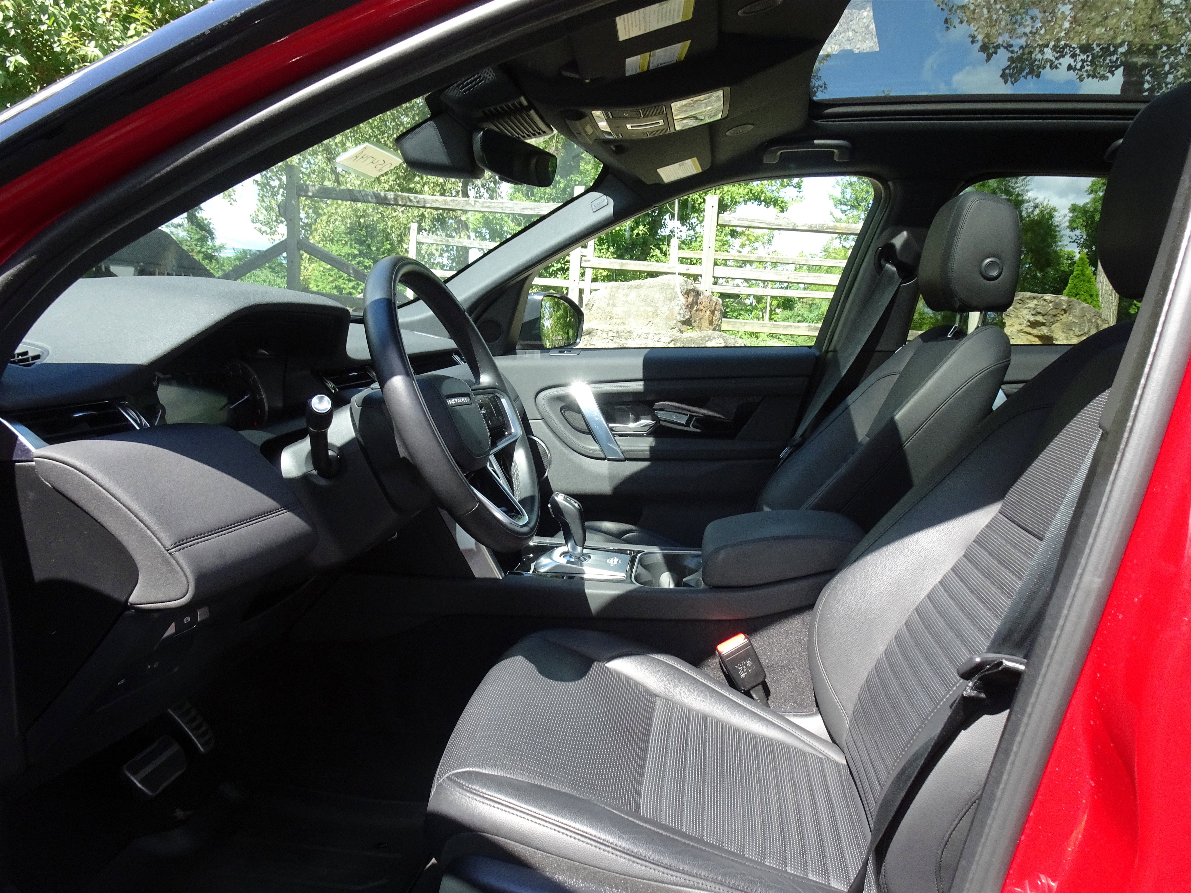 Used 2023 Land Rover Discovery Sport SE image 2