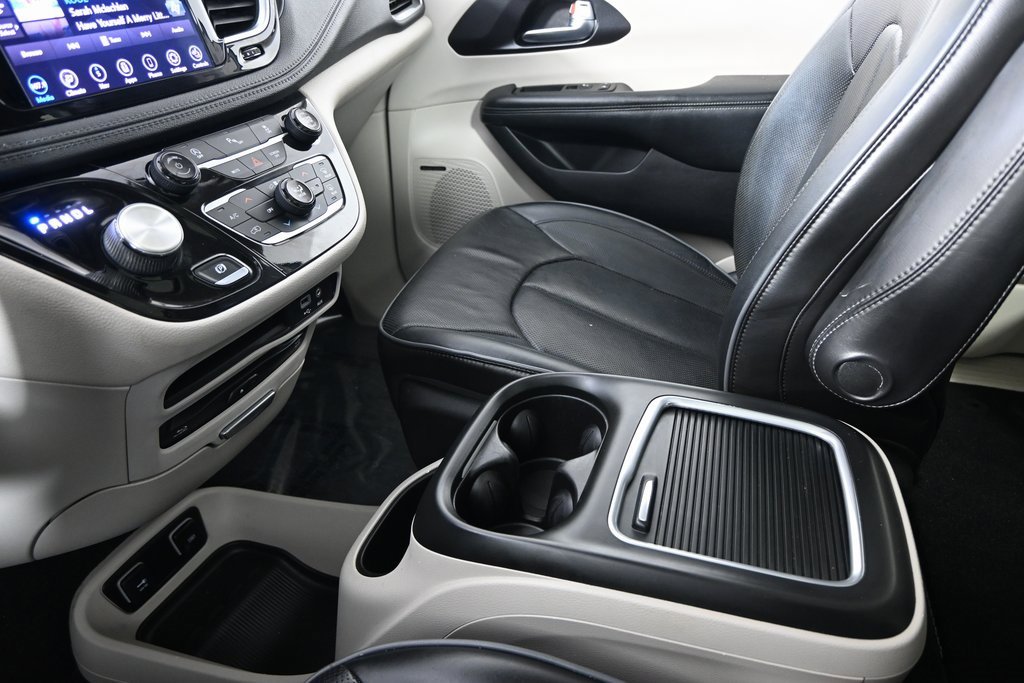 Used 2020 Chrysler Pacifica Limited image 37