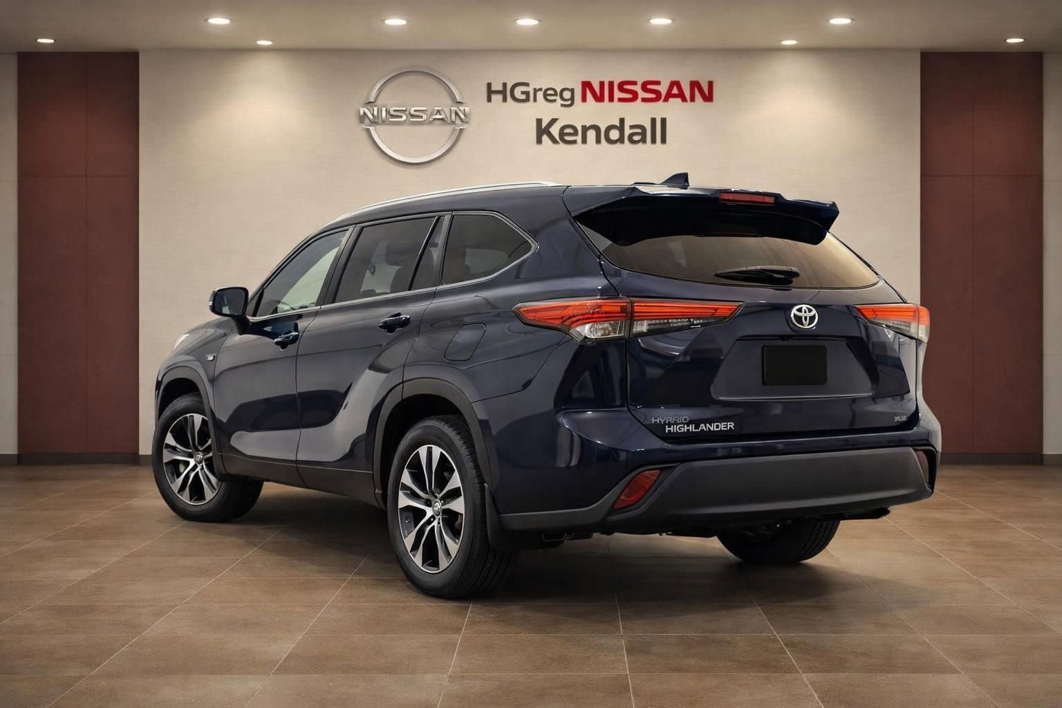 Used 2021 Toyota Highlander XLE FWD image 2