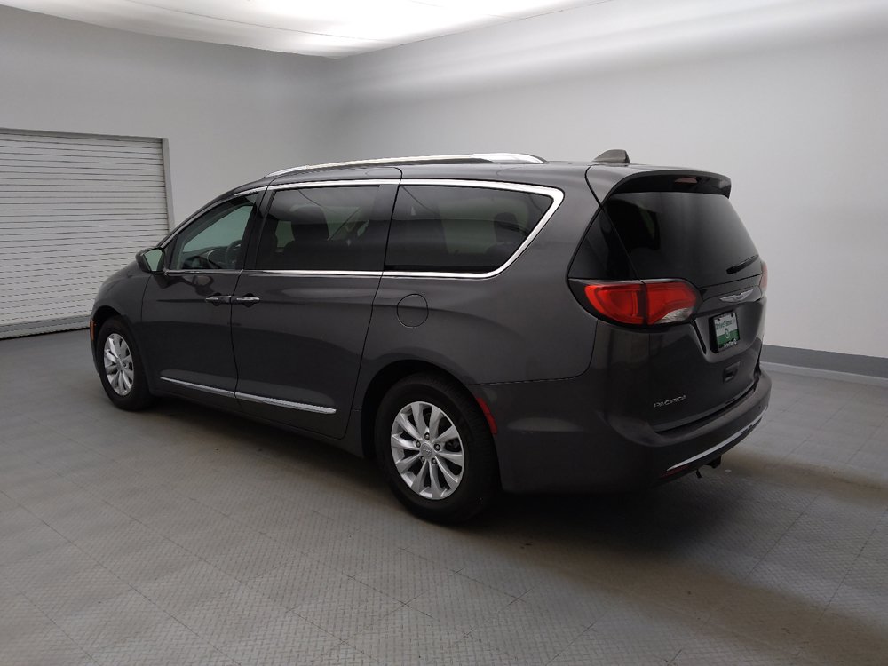 Used 2019 Chrysler Pacifica Touring-L FWD image 3