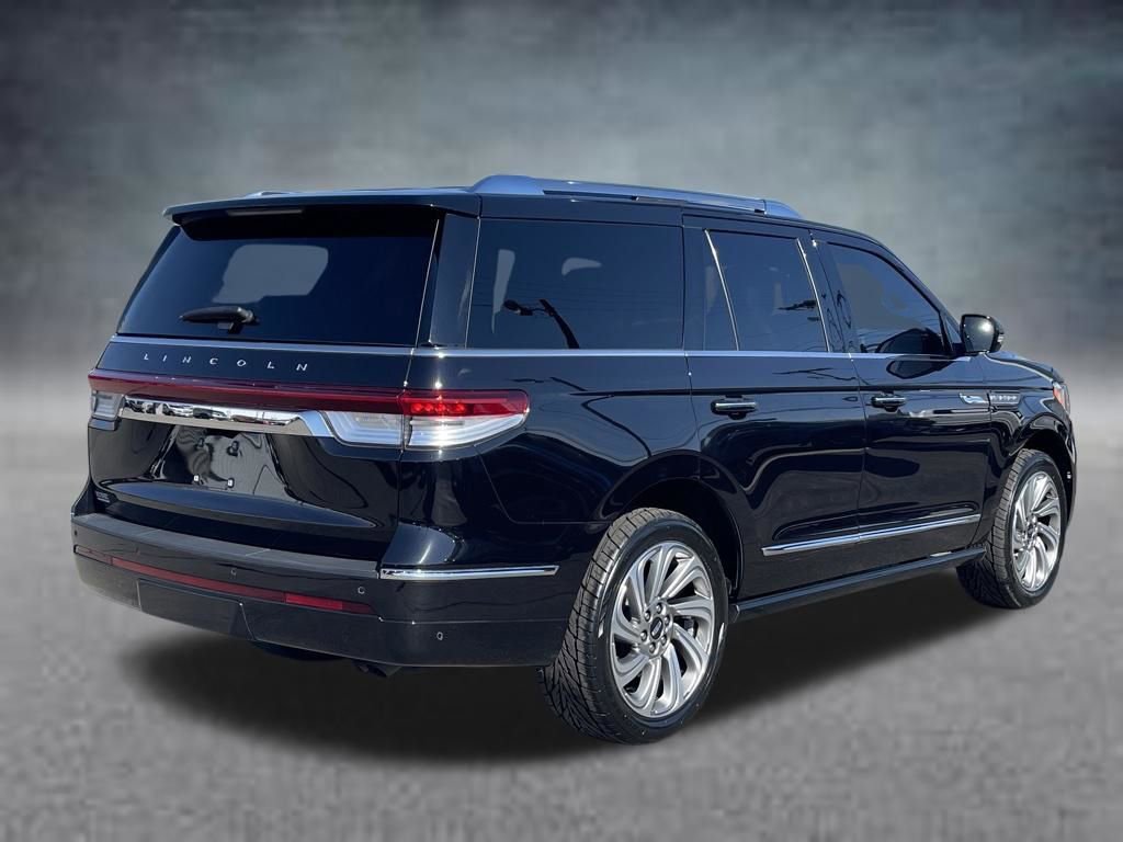 Used 2022 Lincoln Navigator Reserve image 3