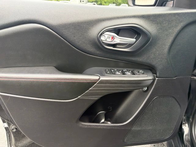 Used 2016 Jeep Cherokee Trailhawk AWD/4WD image 10