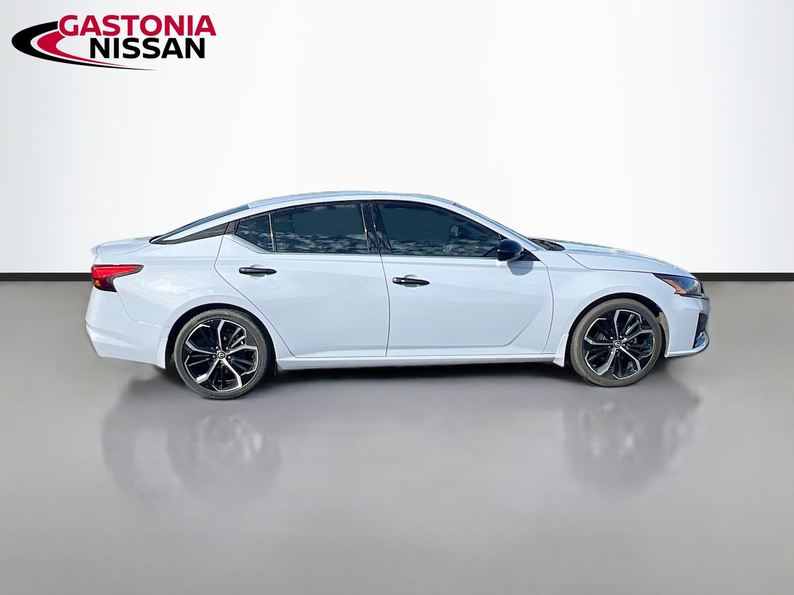 Used 2023 Nissan Altima 2.5 SR w/ SR Premium Package image 10