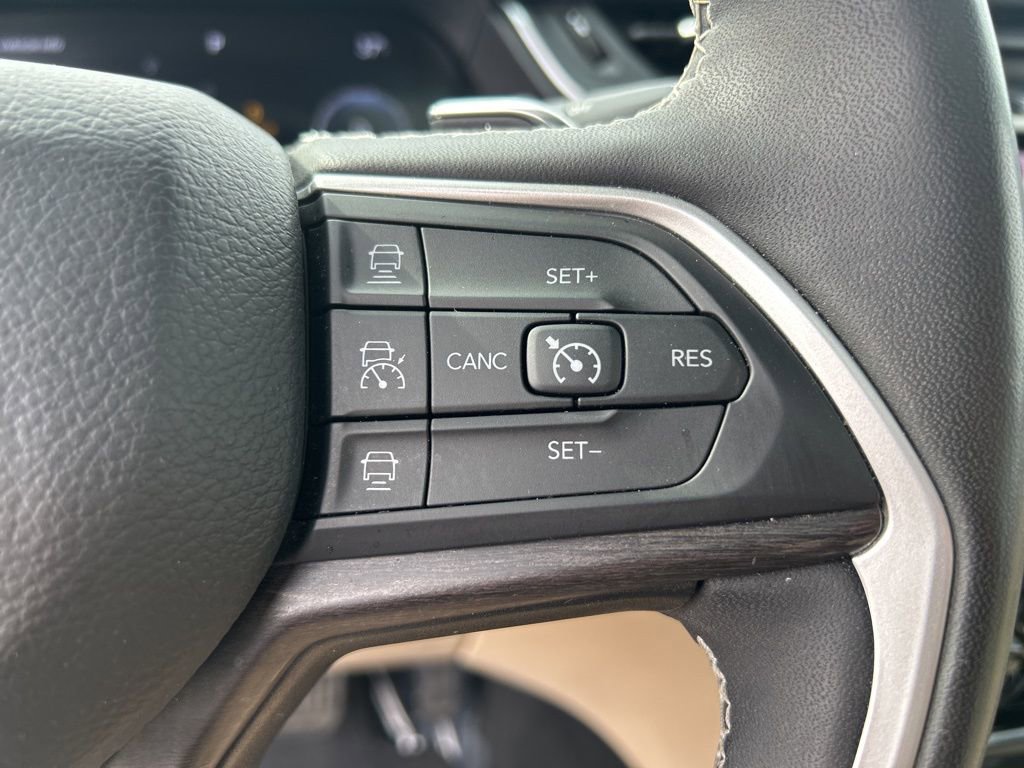 Used 2023 Jeep Grand Cherokee Limited w/ Luxury Tech Group II image 24