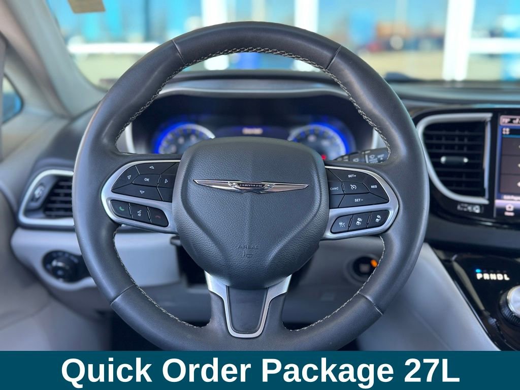 Used 2023 Chrysler Pacifica Touring-L image 6