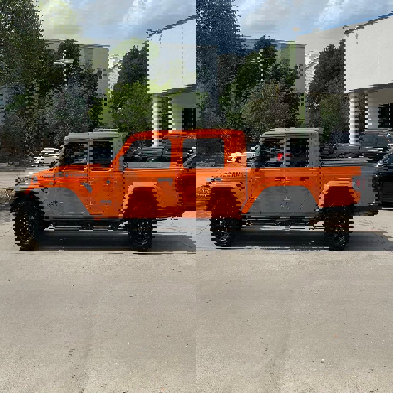 Used 2025 Jeep Gladiator Sport image 3