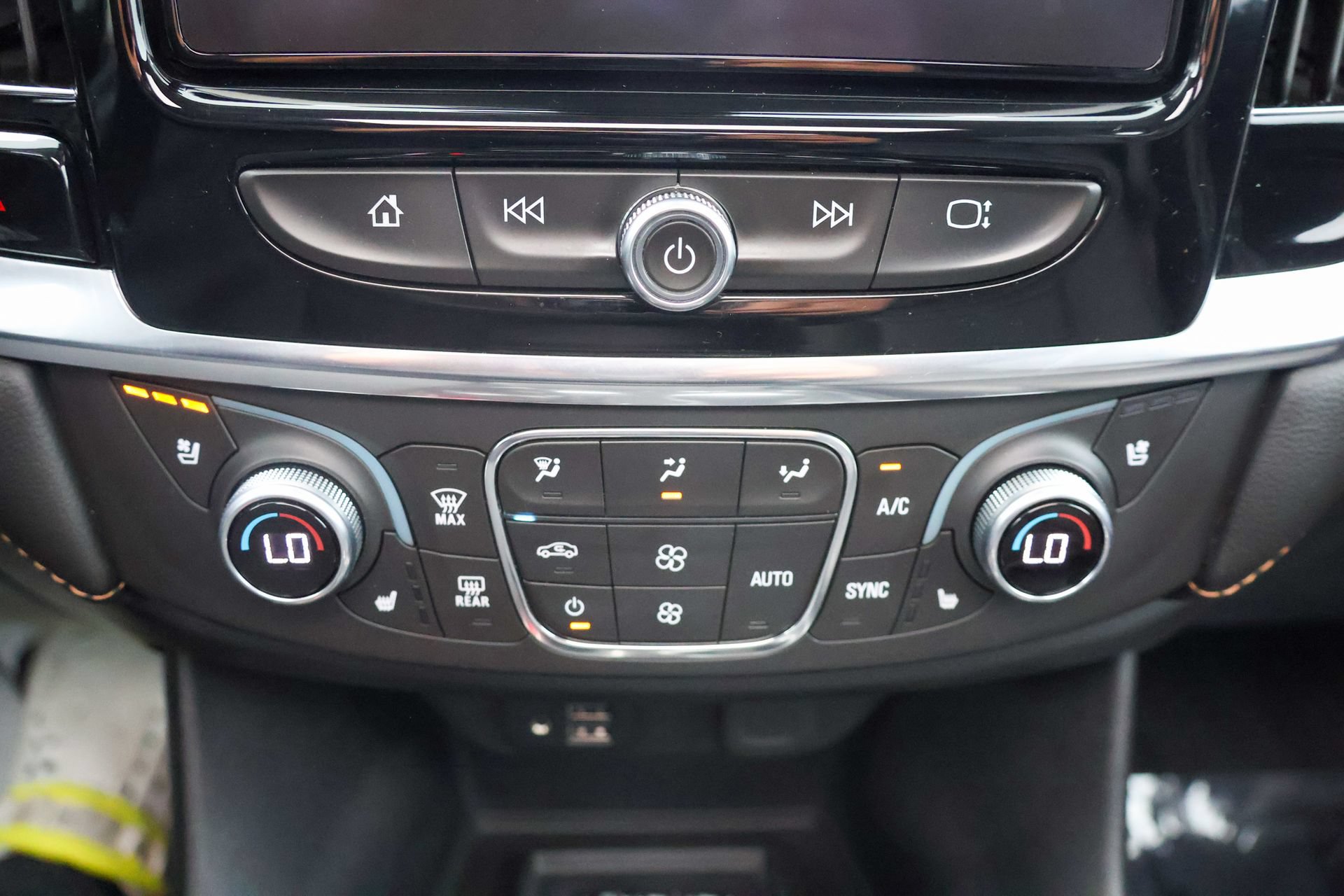 Used 2021 Chevrolet Traverse Premier w/ Redline Edition AWD/4WD image 38