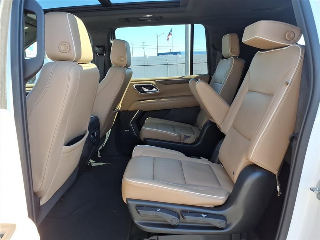 Used 2021 Chevrolet Suburban Premier w/ Premium Package image 18