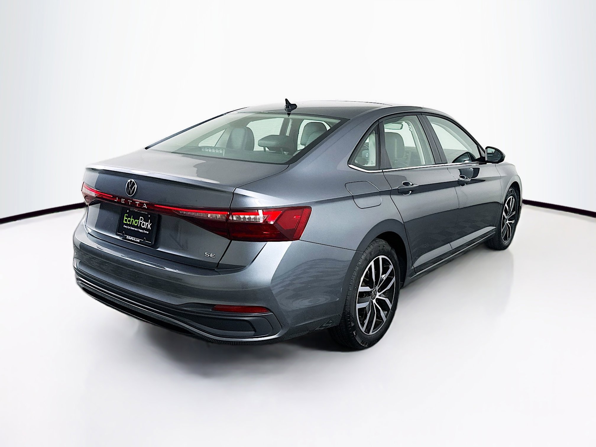 Used 2025 Volkswagen Jetta SE FWD image 9