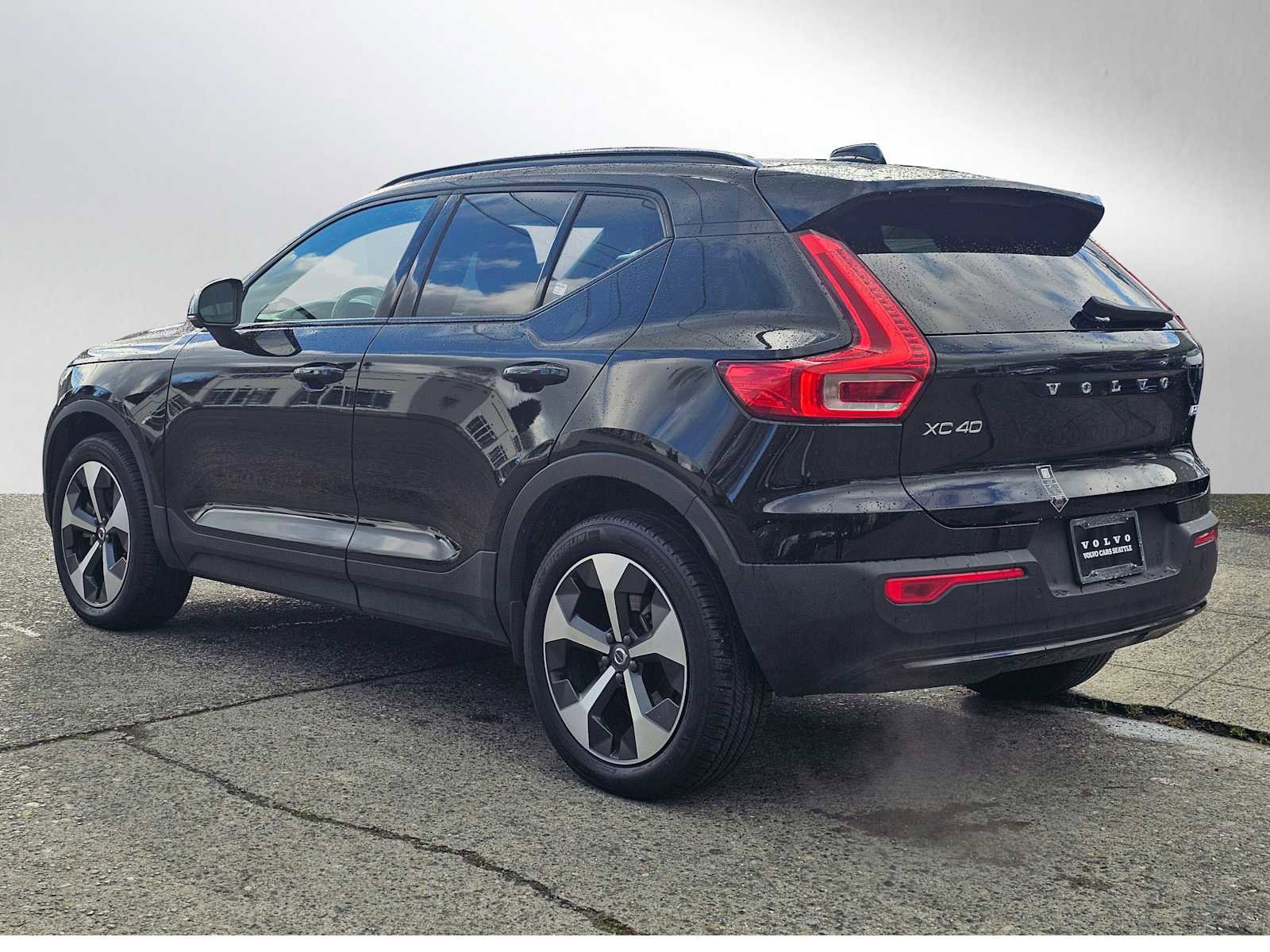 Used 2025 Volvo XC40 B5 Plus w/ Protection Package Premier image 5