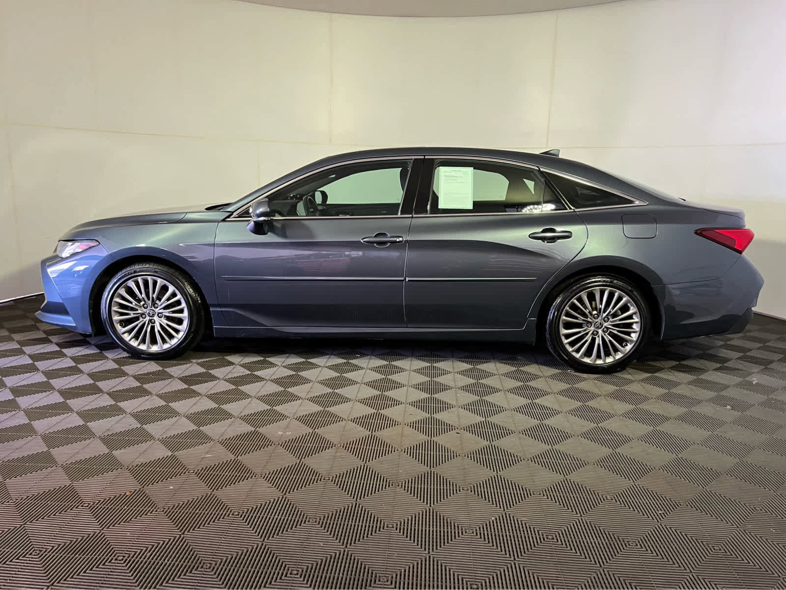 Used 2022 Toyota Avalon Limited w/ Advanced Safety Package FWD image 4