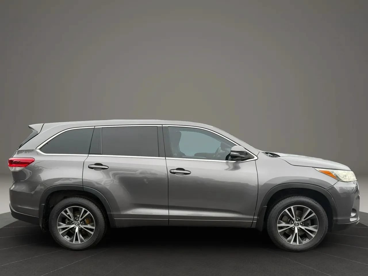 Used 2017 Toyota Highlander Plus AWD/4WD image 3