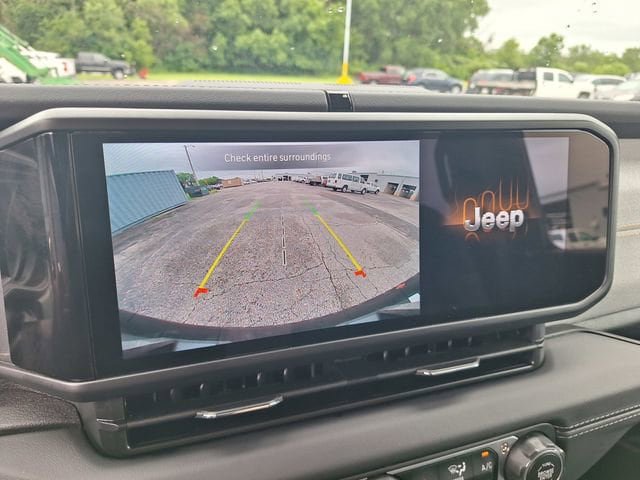 Used 2025 Jeep Wrangler Unlimited Sahara AWD/4WD image 24