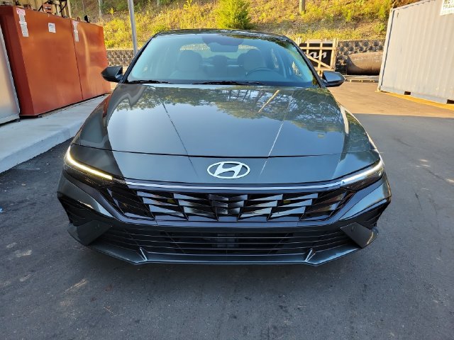 Used 2025 Hyundai Elantra Limited FWD image 2