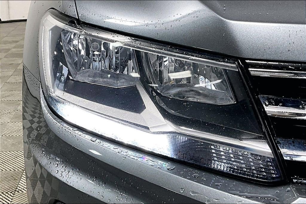 Used 2021 Volkswagen Tiguan SE w/ Panoramic Sunroof Package image 28