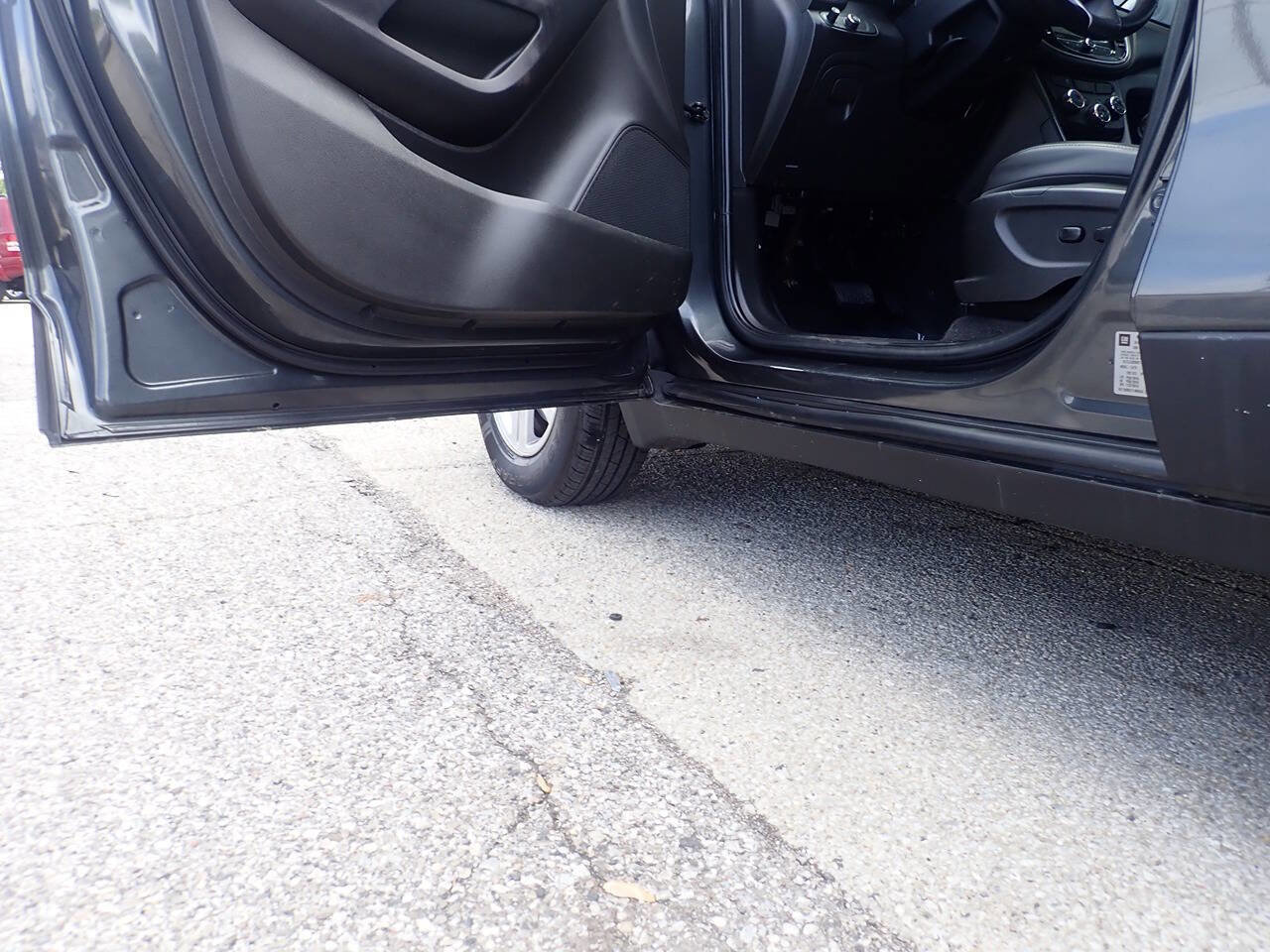 Used 2017 Chevrolet Trax LT w/ LT Convenience Package image 11