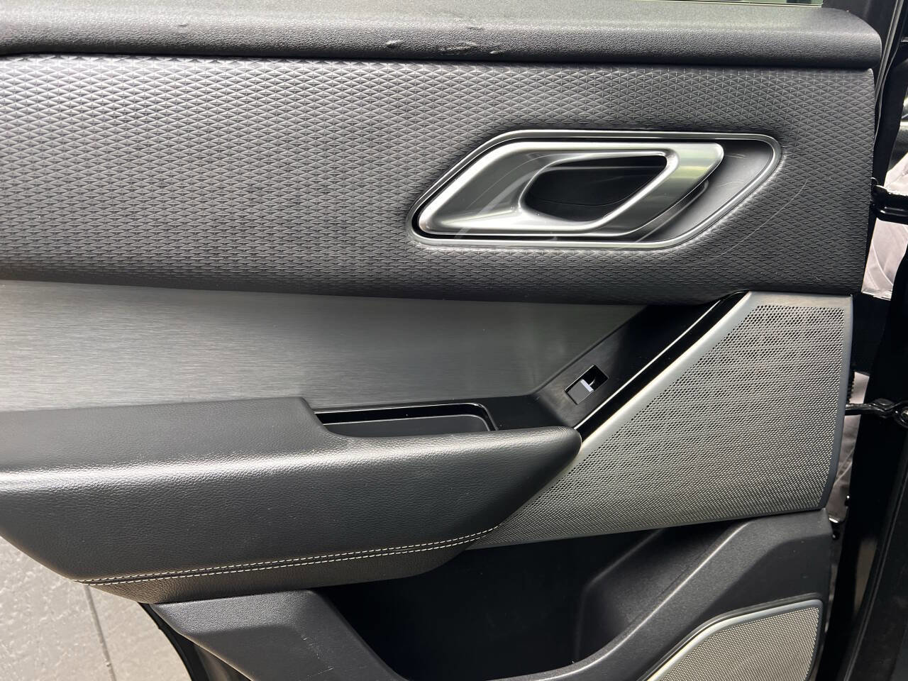 Used 2018 Land Rover Range Rover Velar R-Dynamic SE image 12