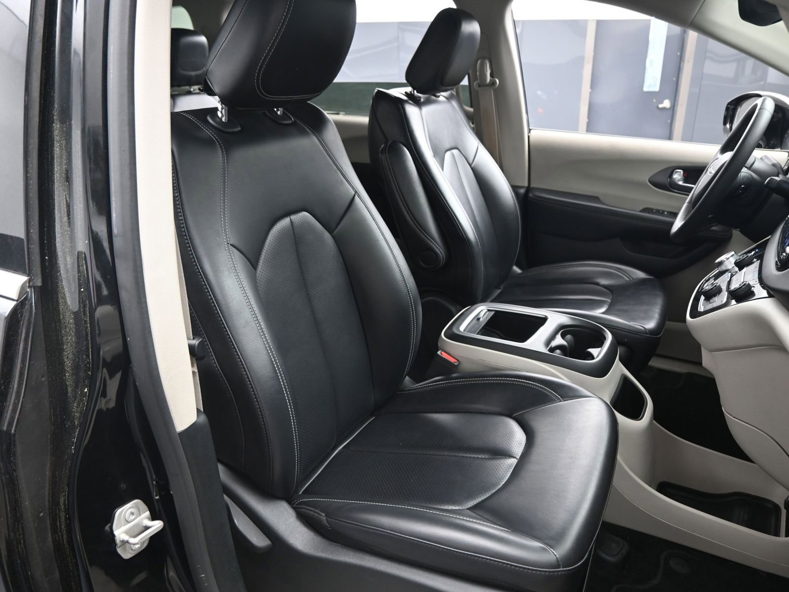 Used 2023 Chrysler Pacifica Touring-L image 17