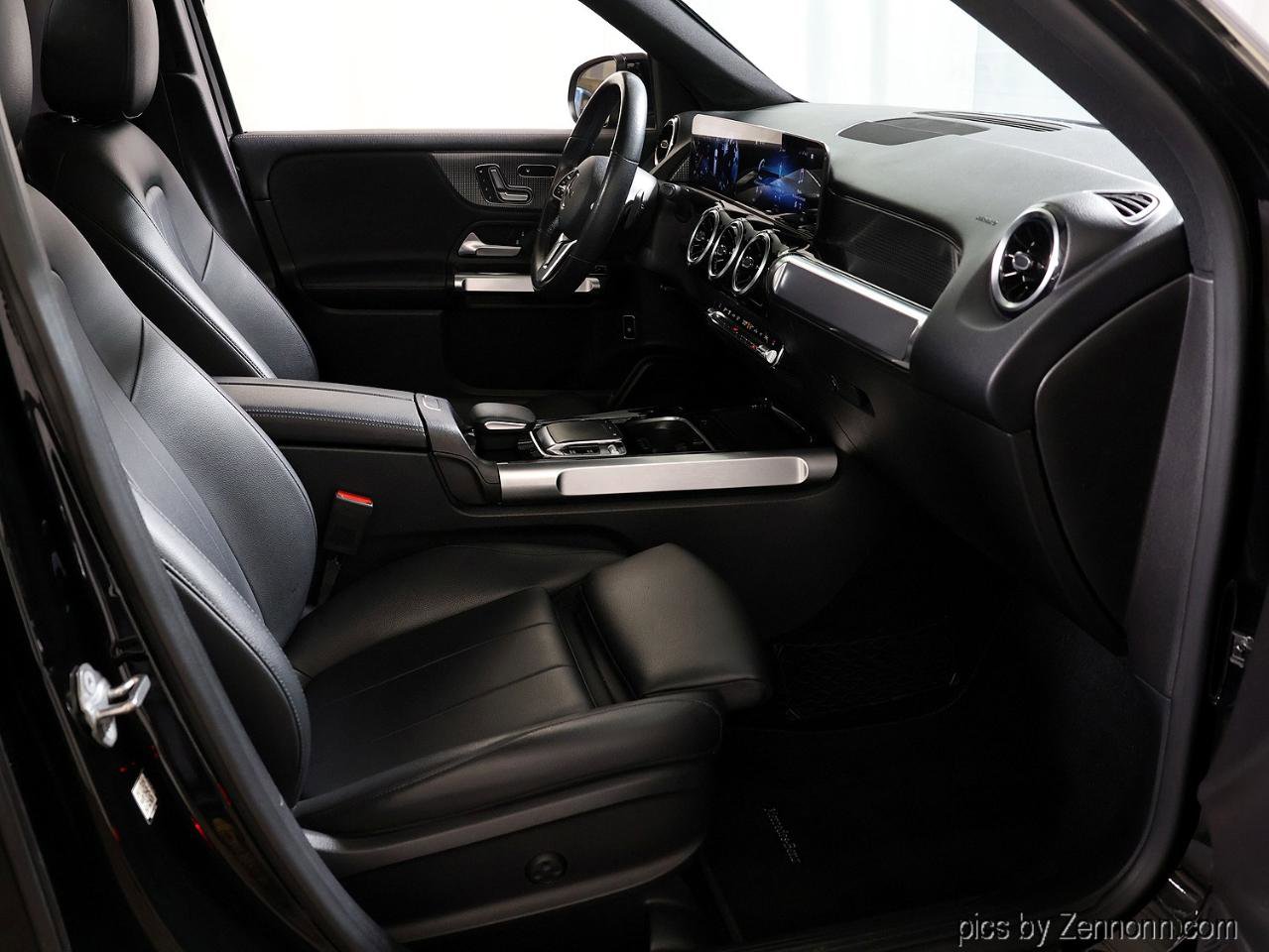 Used 2020 Mercedes-Benz GLB 250 4MATIC w/ Premium Package image 34