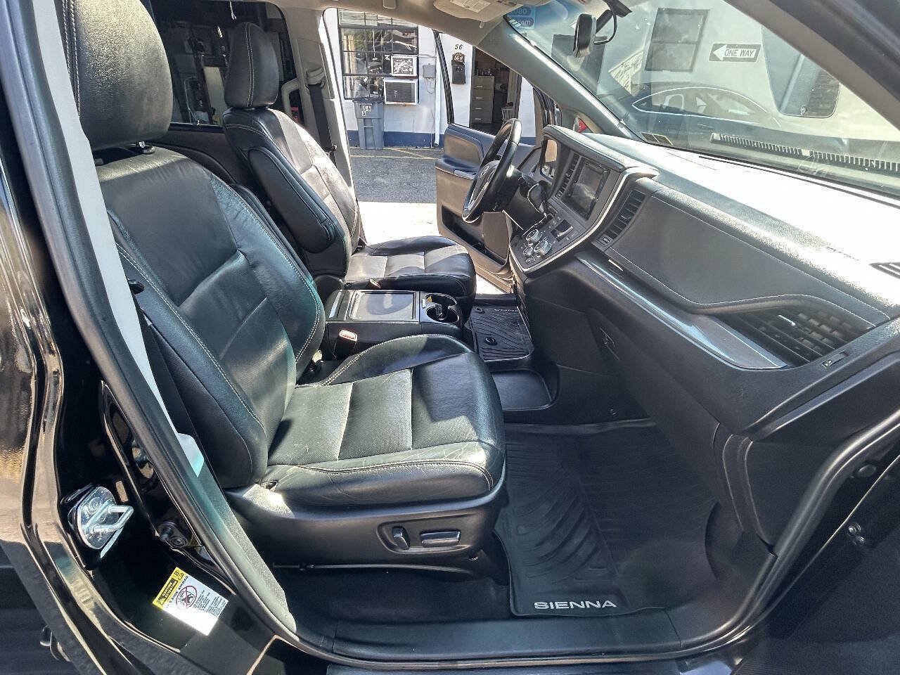Used 2017 Toyota Sienna SE Premium FWD image 20