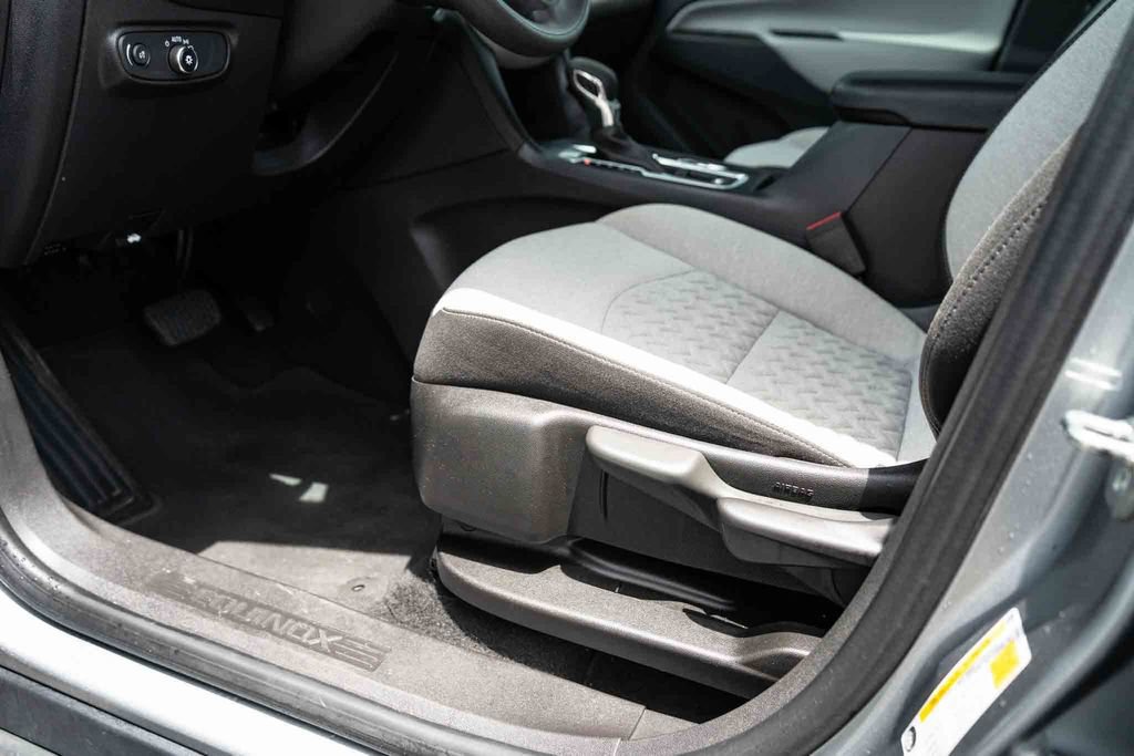 Used 2024 Chevrolet Equinox LS w/ Driver Confidence II Package FWD image 11