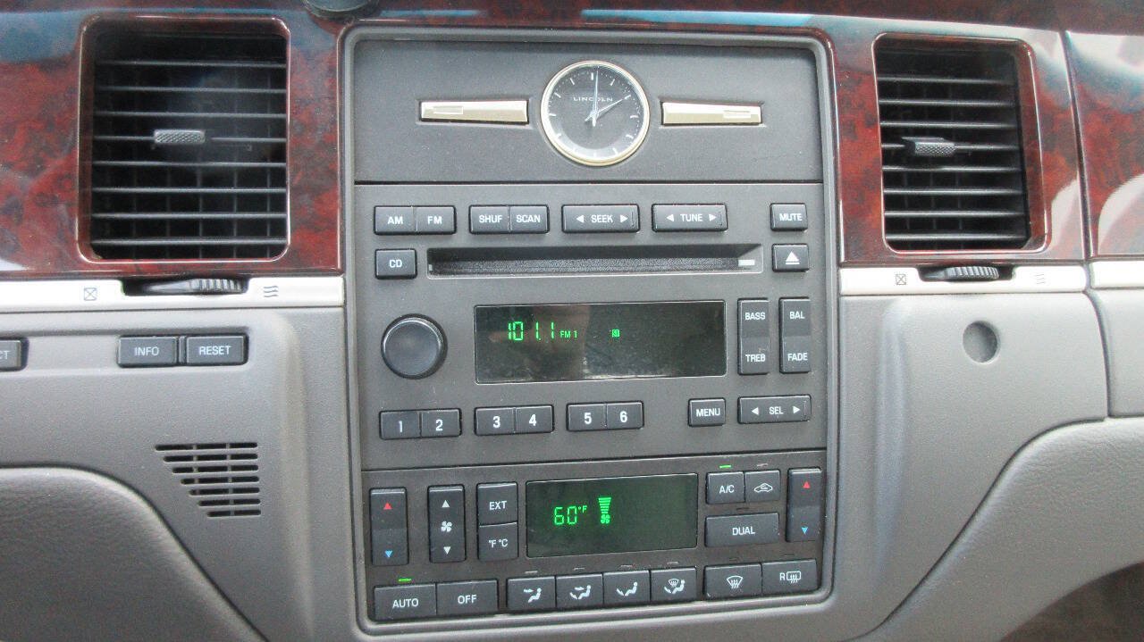 Used 2007 Lincoln Town Car Signature RWD image 35