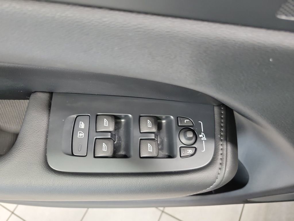 Used 2025 Volvo XC60 B5 Plus image 41