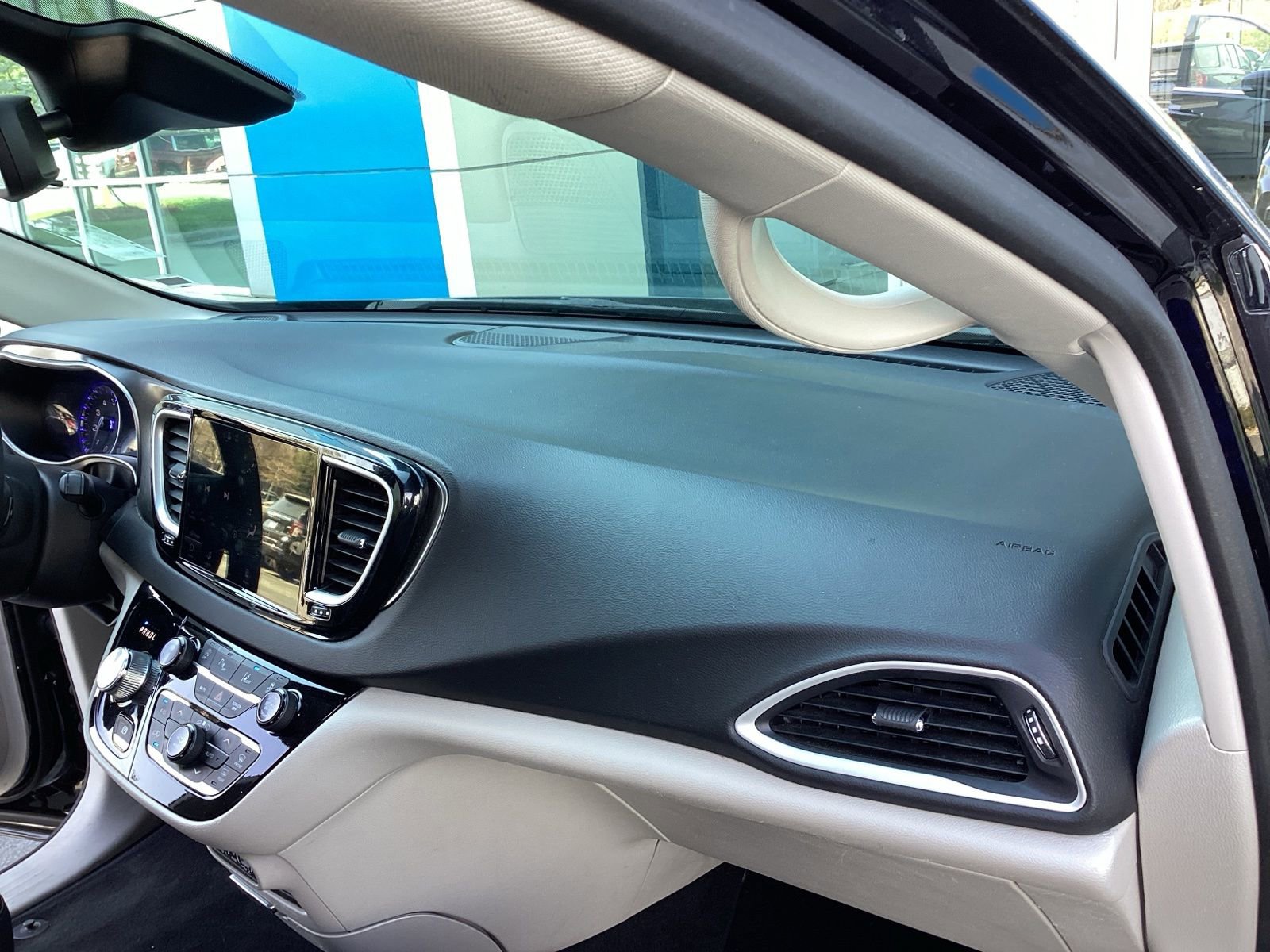 Used 2024 Chrysler Pacifica Touring-L image 17