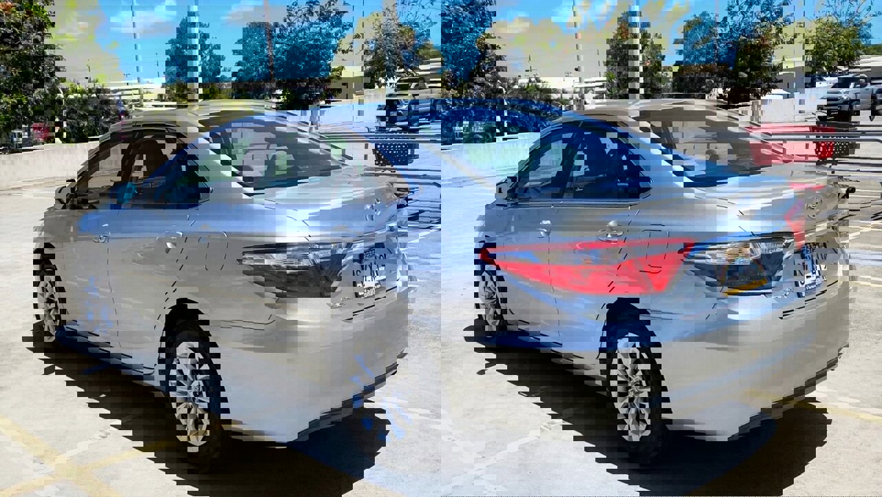 Used 2017 Toyota Camry LE image 4