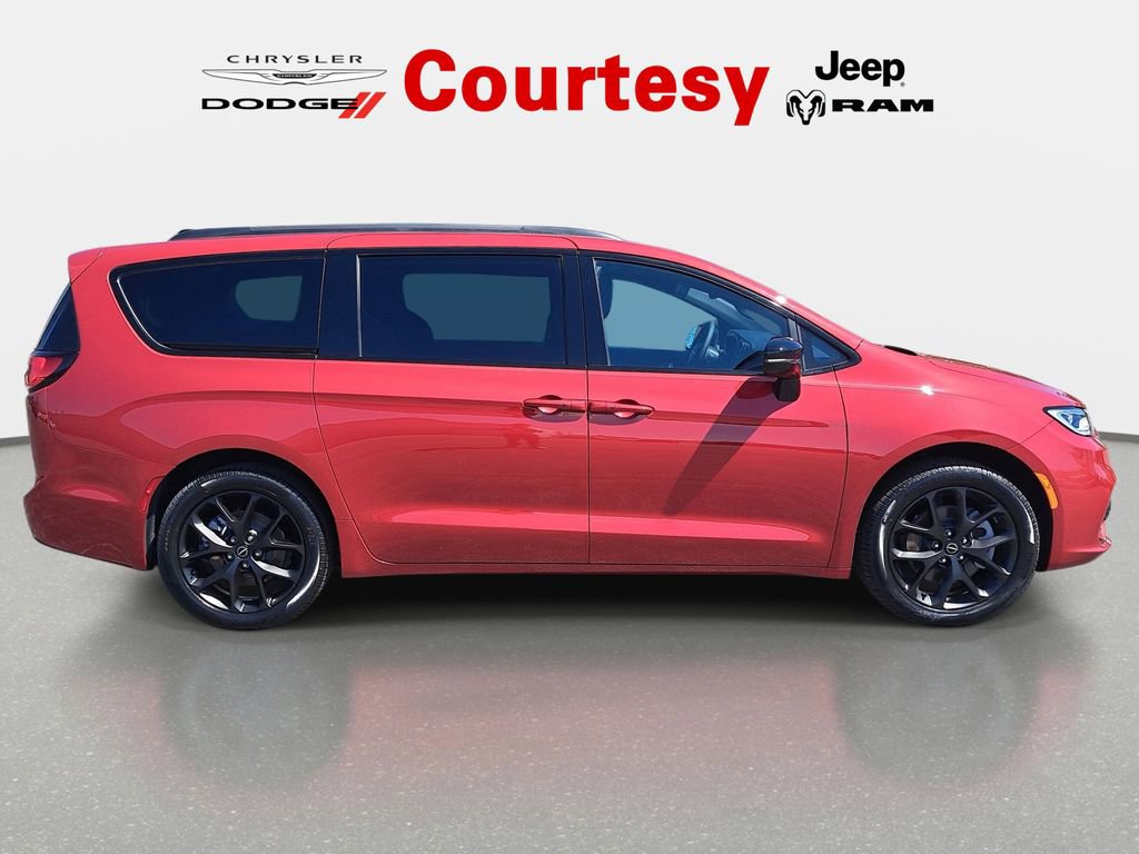 New 2026 Chrysler Pacifica Select w/ S Appearance Package AWD/4WD image 2