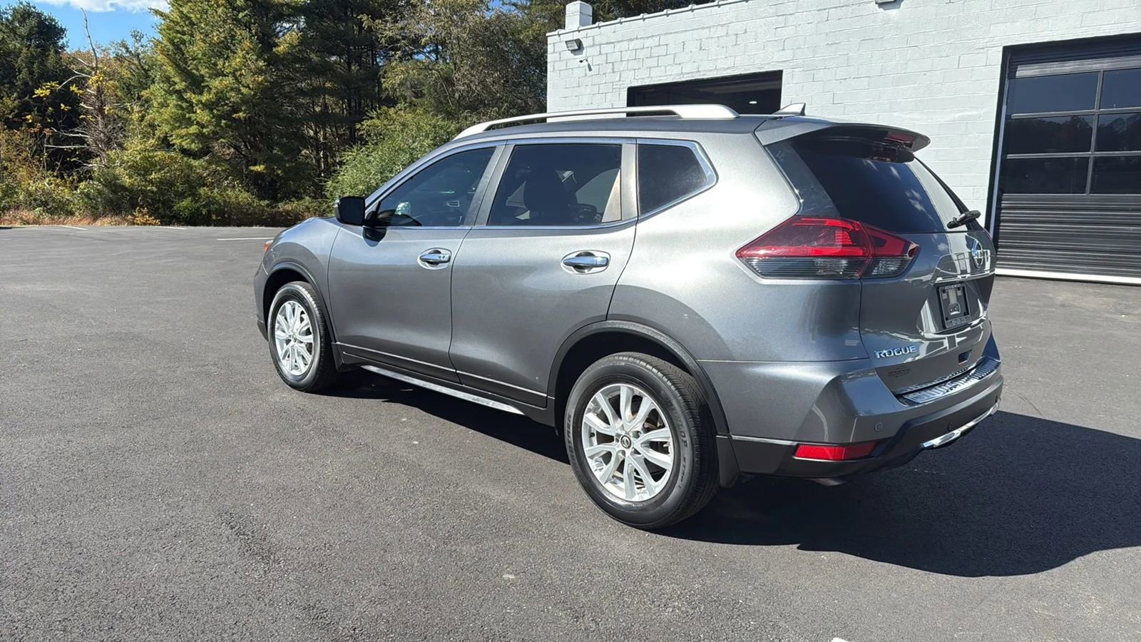 Used 2020 Nissan Rogue SV image 5