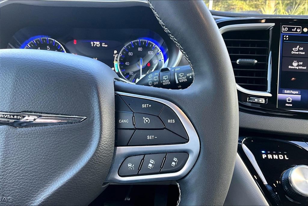 Used 2024 Chrysler Pacifica Touring-L image 12