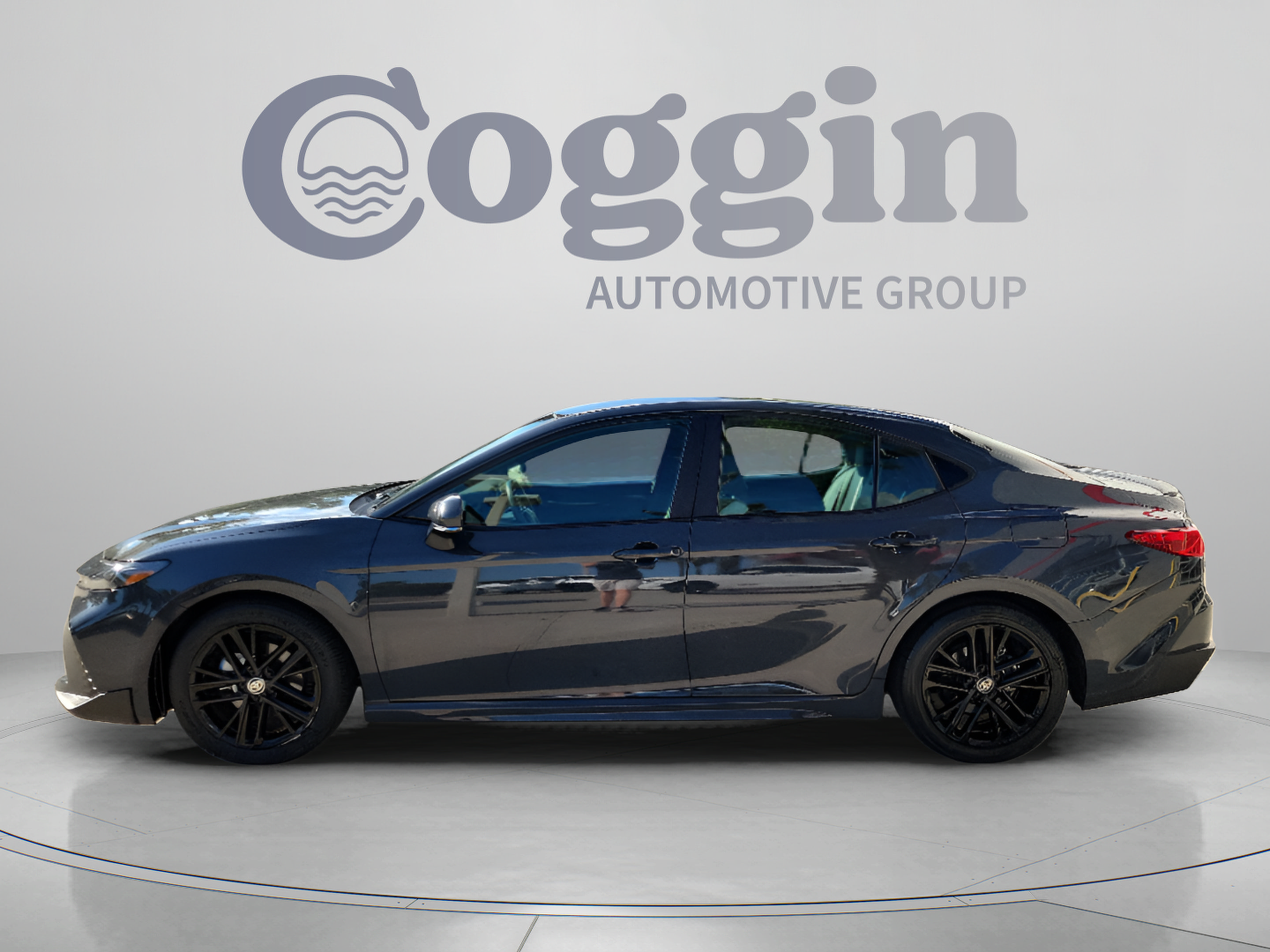 Used 2025 Toyota Camry SE FWD image 2