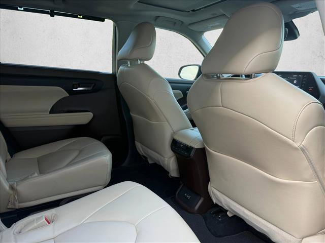 Used 2022 Toyota Highlander XLE FWD image 29
