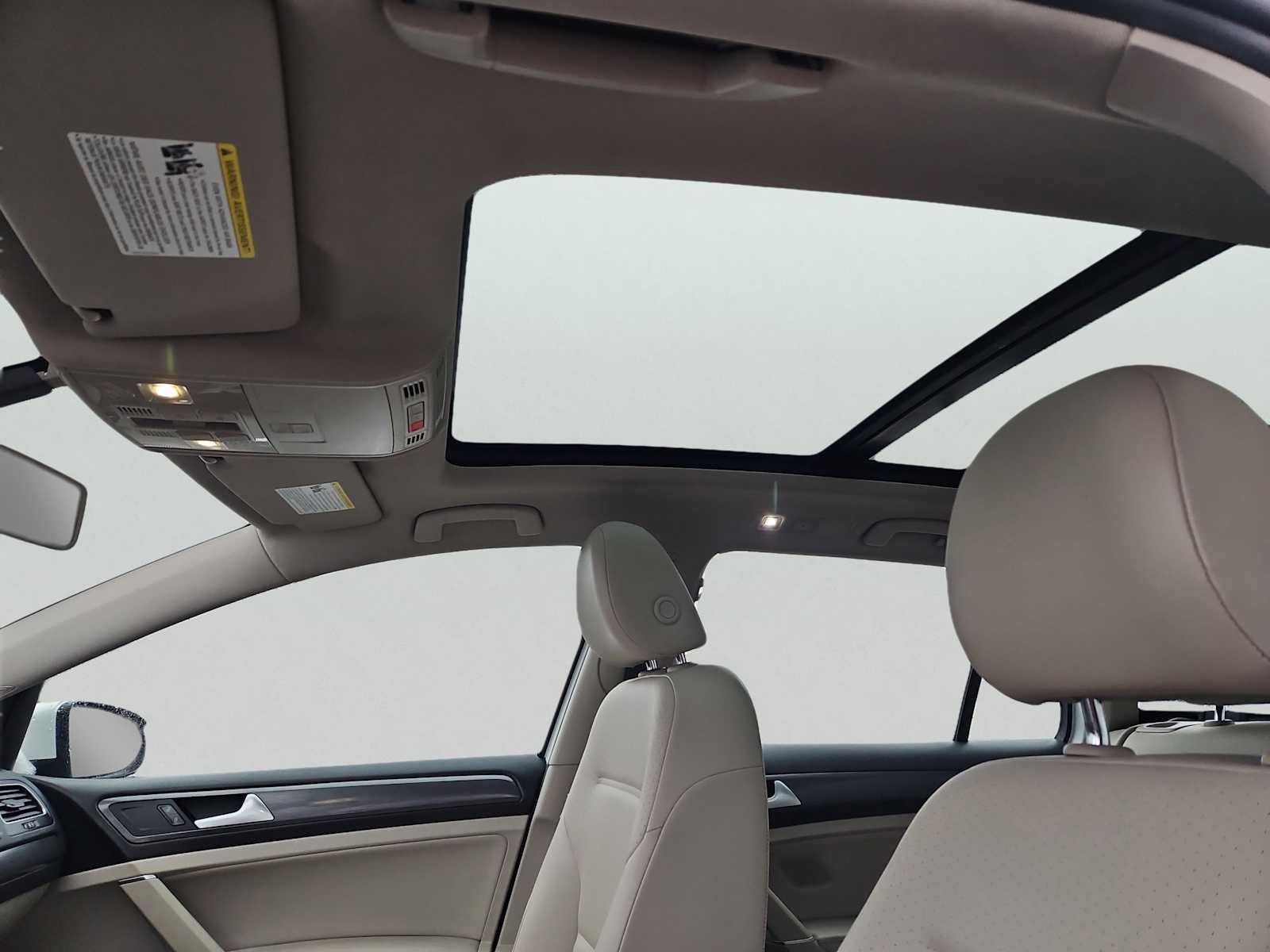 Used 2018 Volkswagen Golf SE image 15