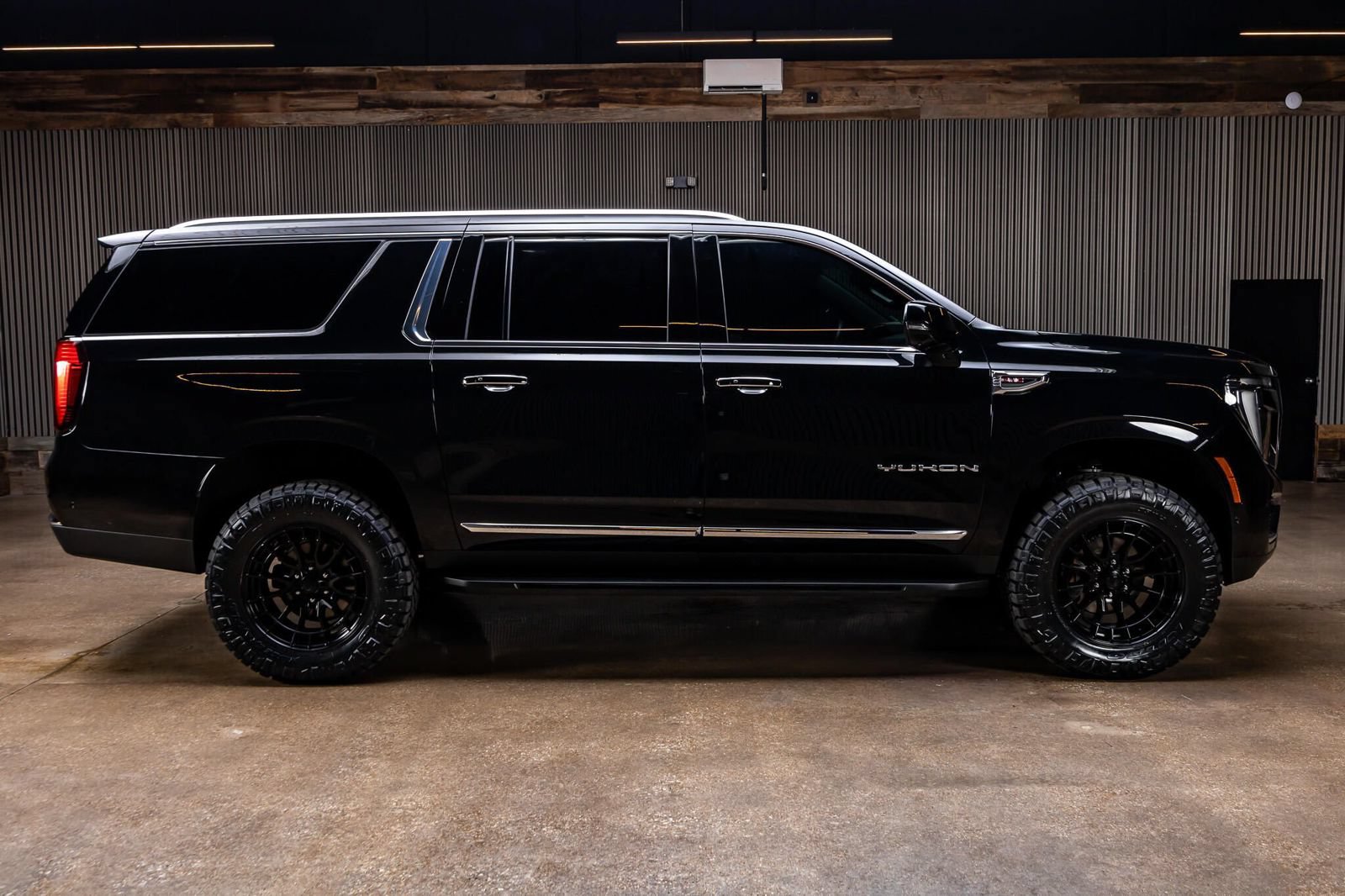 Used 2025 GMC Yukon XL Elevation AWD/4WD image 11