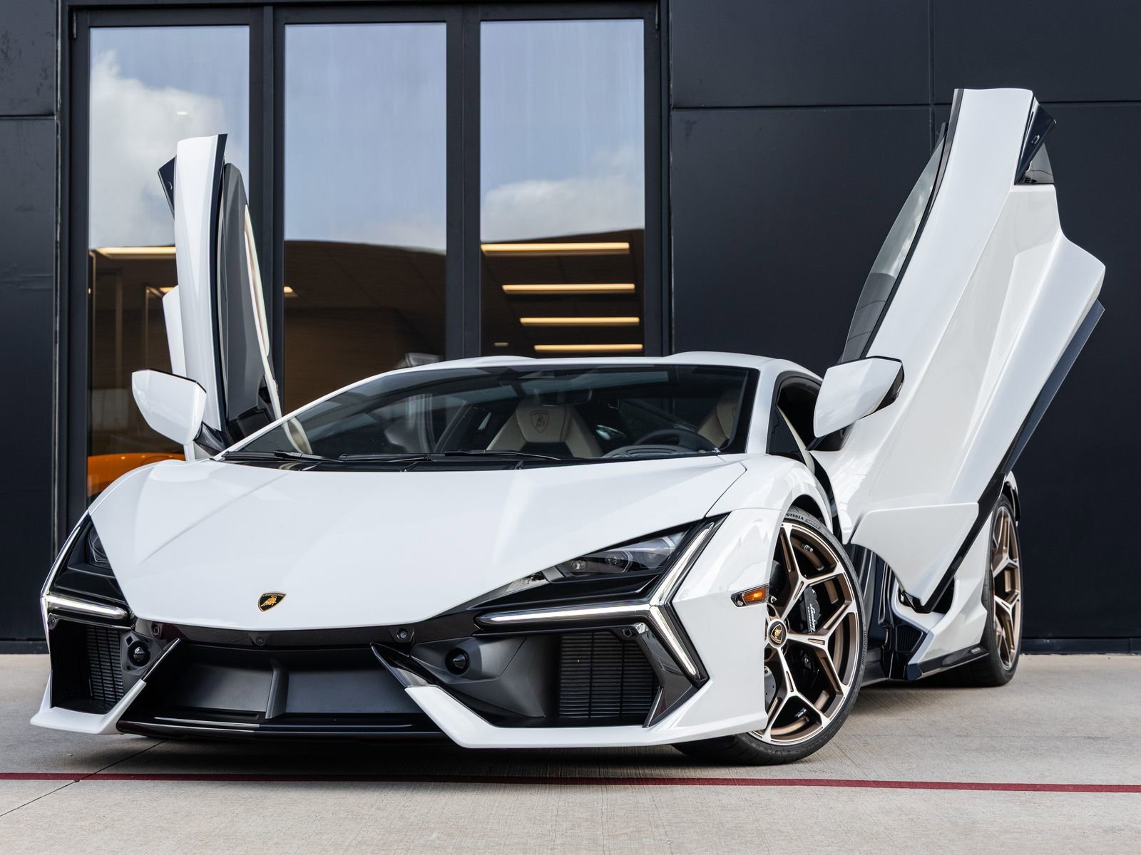 Used 2024 Lamborghini Revuelto AWD/4WD image 2