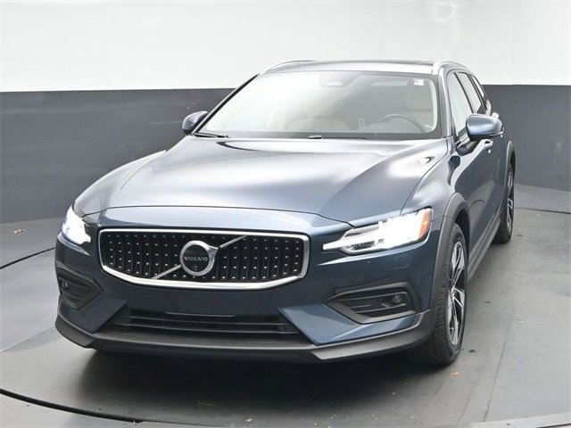 Used 2024 Volvo V60 B5 Cross Country Plus image 3