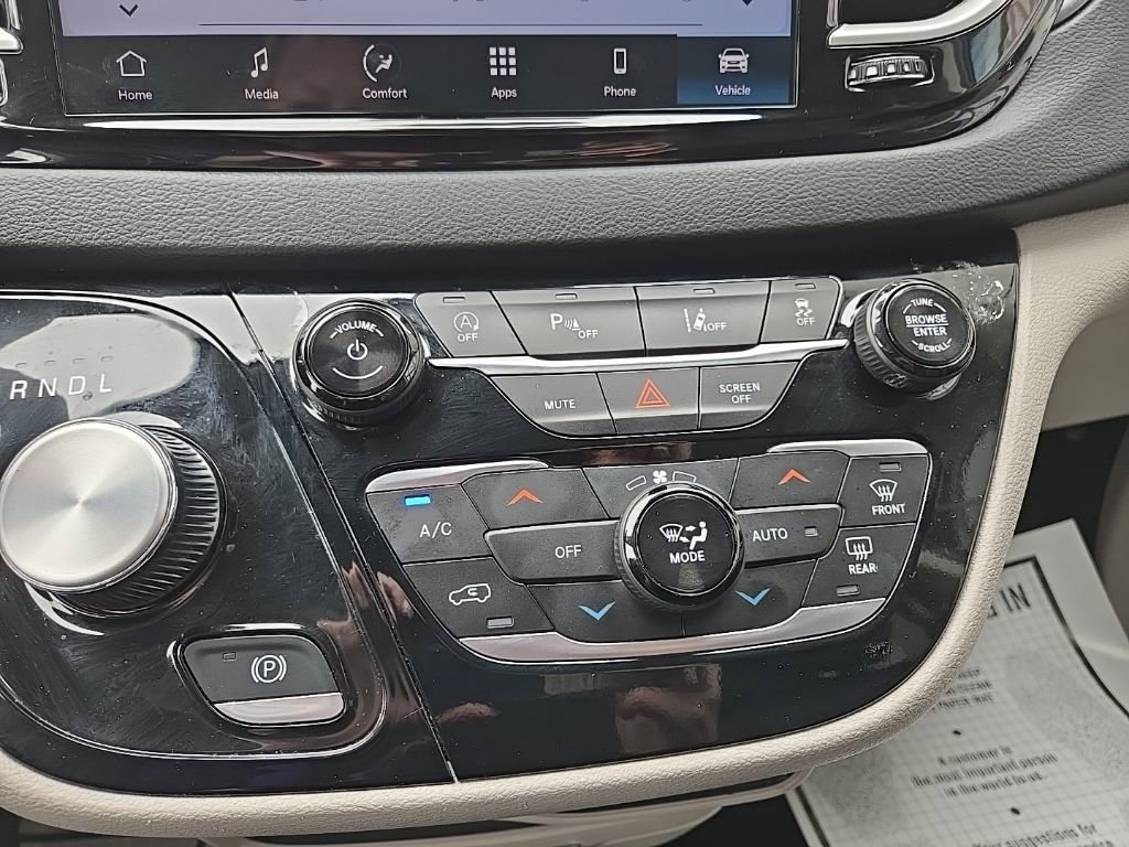 Used 2024 Chrysler Pacifica Touring-L image 57