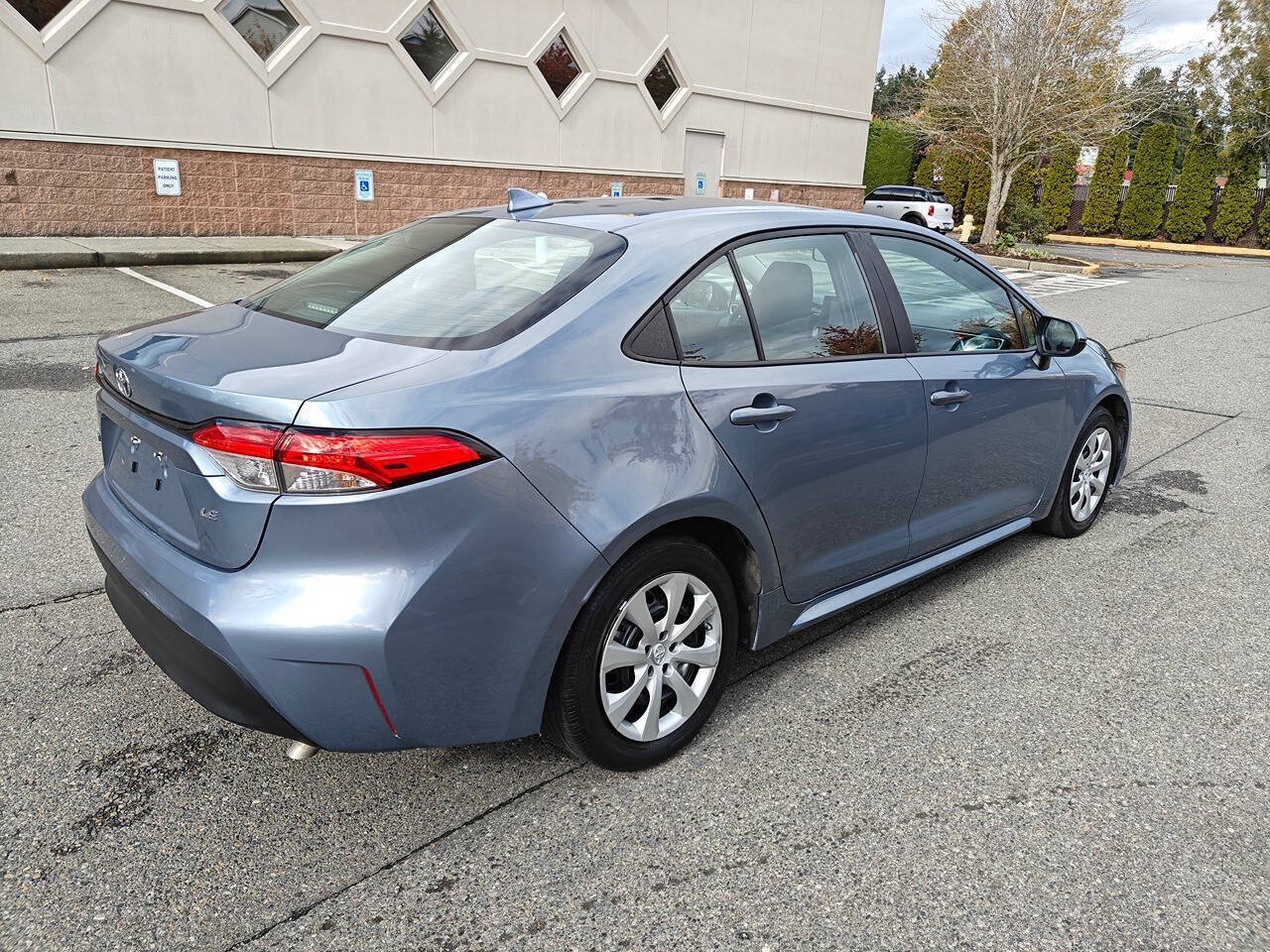 Used 2023 Toyota Corolla LE FWD image 5