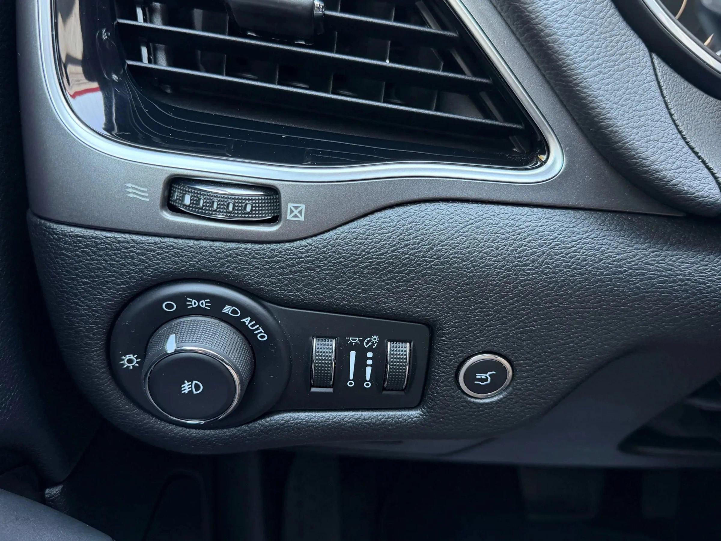 Used 2019 Jeep Cherokee Limited AWD/4WD image 26
