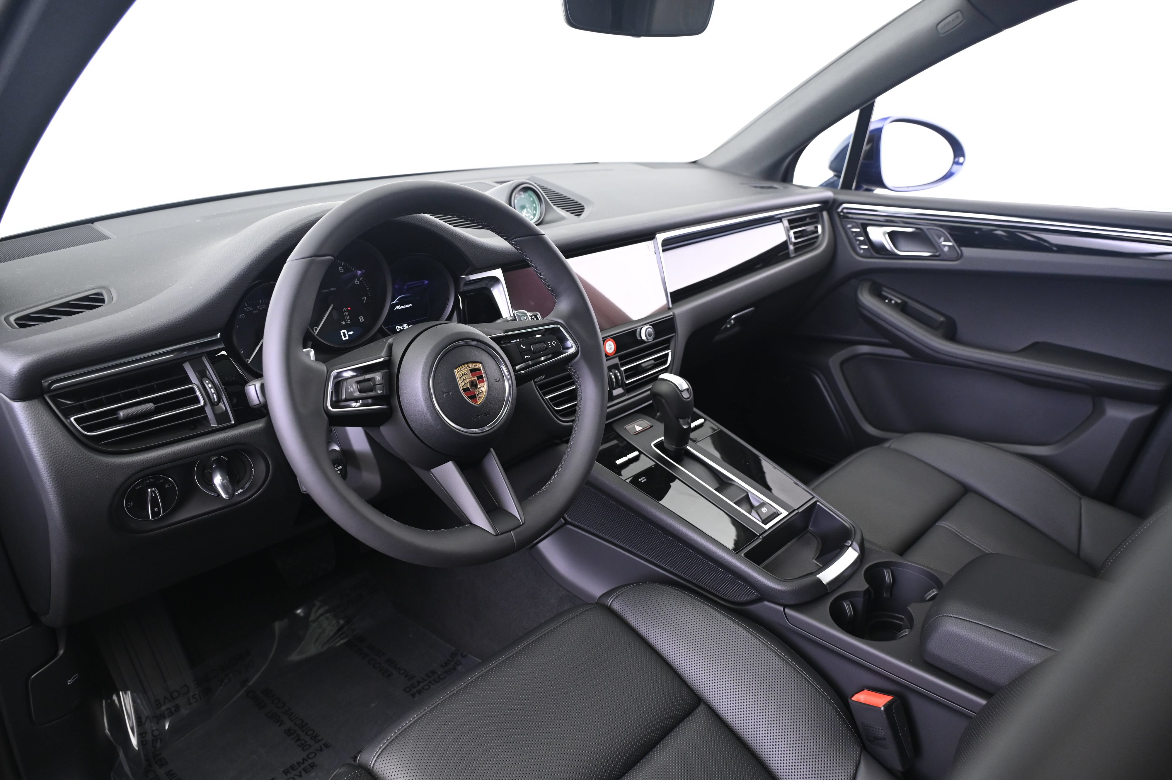 Certified 2026 Porsche Macan AWD/4WD image 4