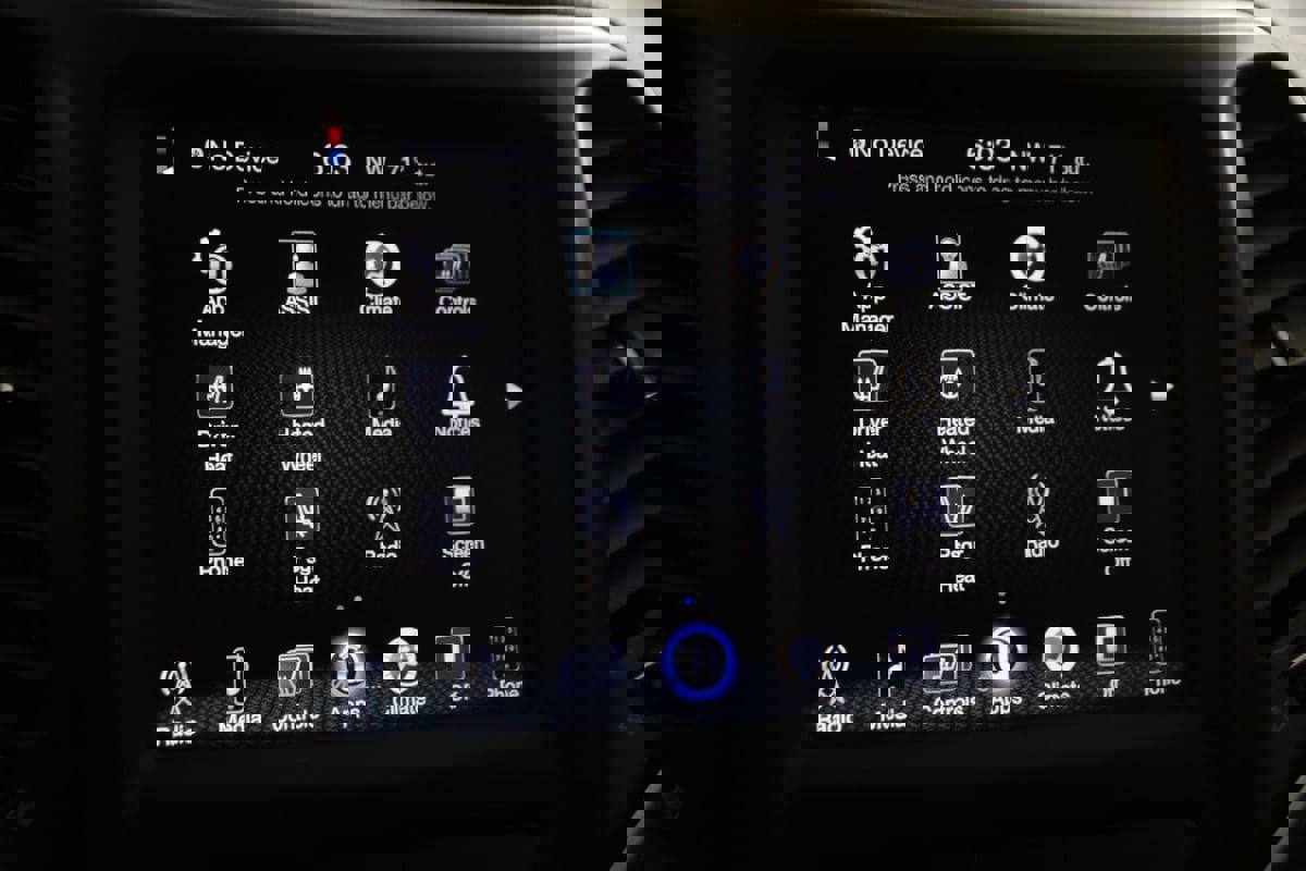 Used 2018 Jeep Cherokee Latitude Plus w/ Cold Weather Group FWD image 30