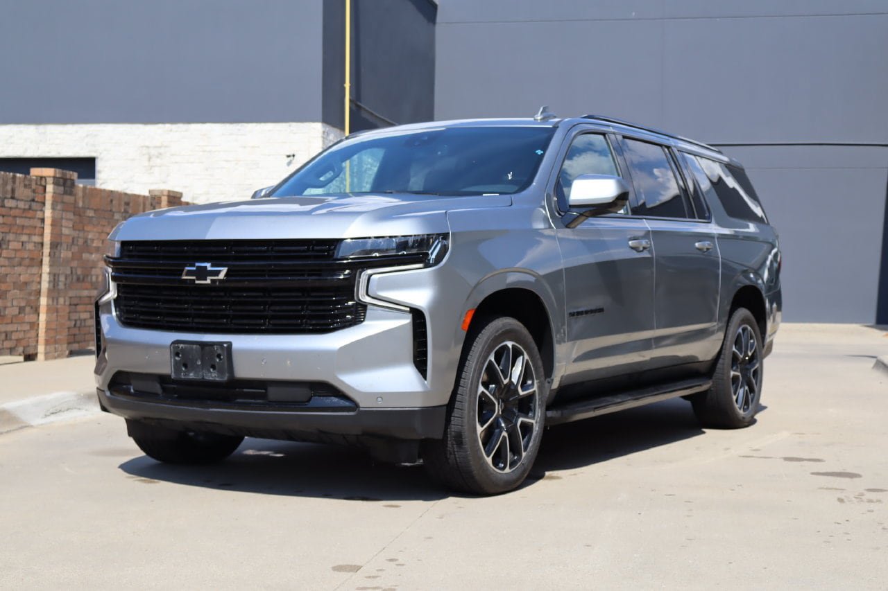 Used 2024 Chevrolet Suburban RST RWD image 2