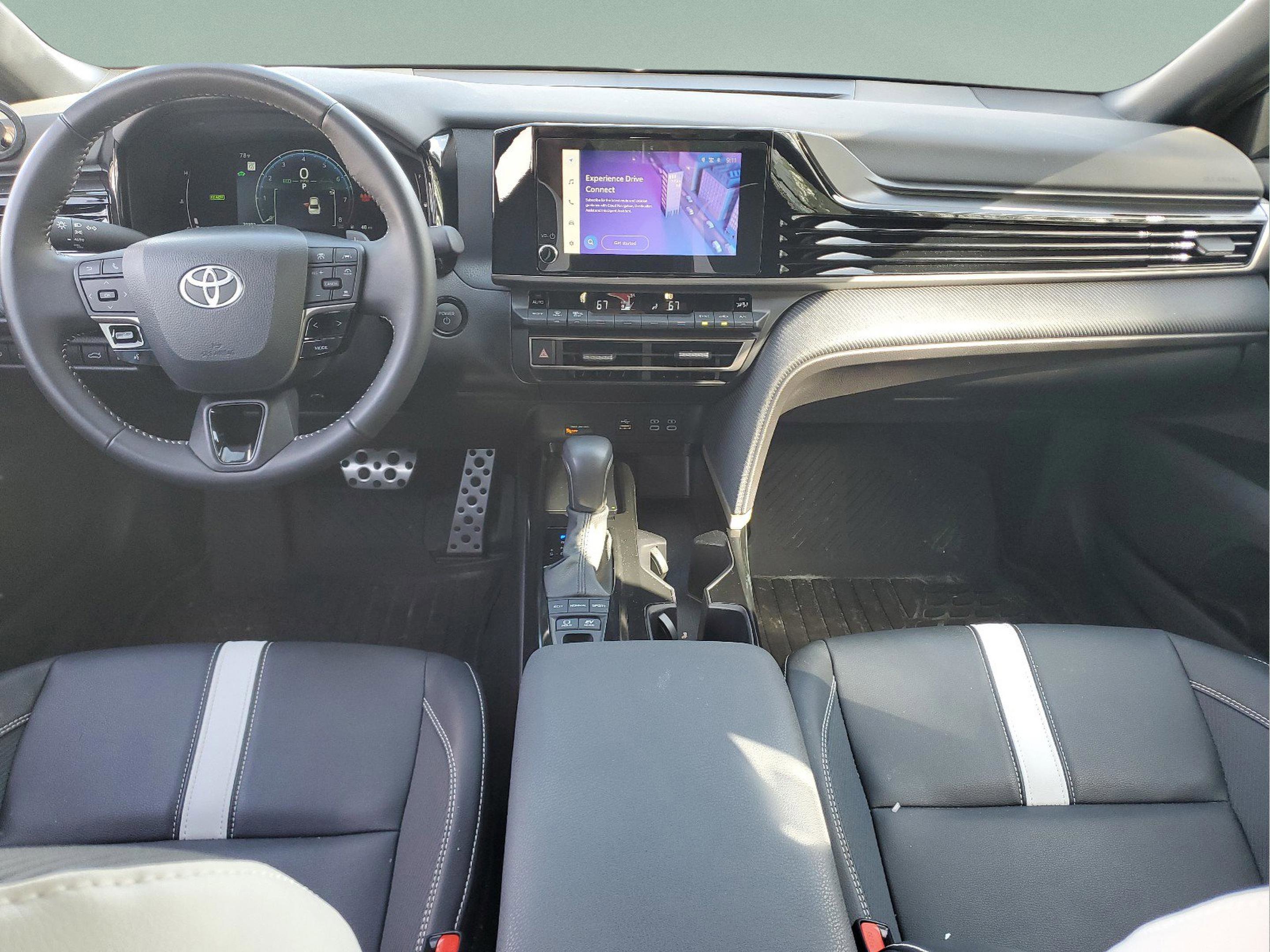 Used 2025 Toyota Camry SE image 12